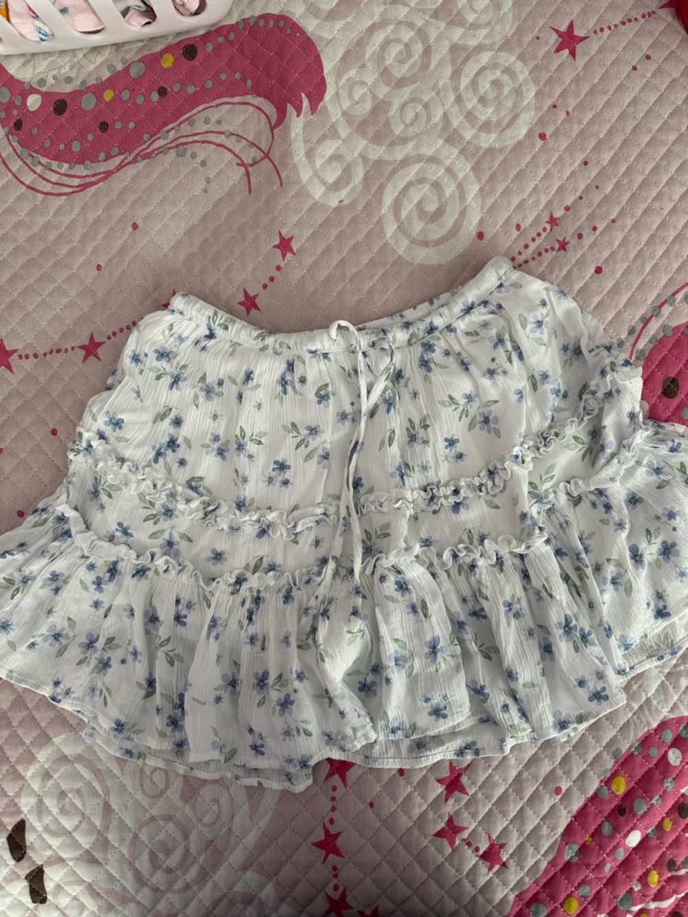 Arizona Jean Company White Floral Ruffle Skort with Blue Flowers